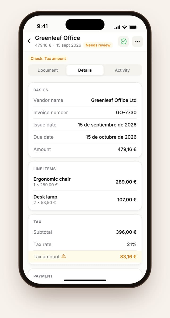 Detalle de una factura con proveedor, líneas y un importe de impuestos marcado para revisar