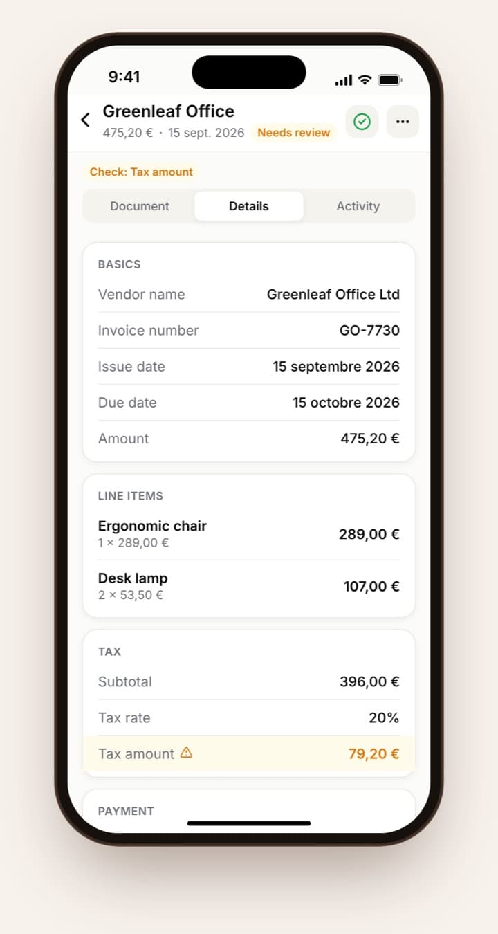 Détails d’une facture avec le fournisseur, les lignes et un montant de taxe signalé à vérifier