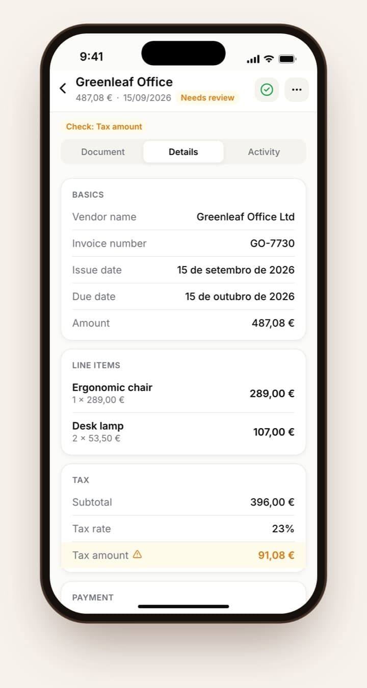 Detalhes da fatura com fornecedor, linhas e um valor de imposto assinalado para revisão